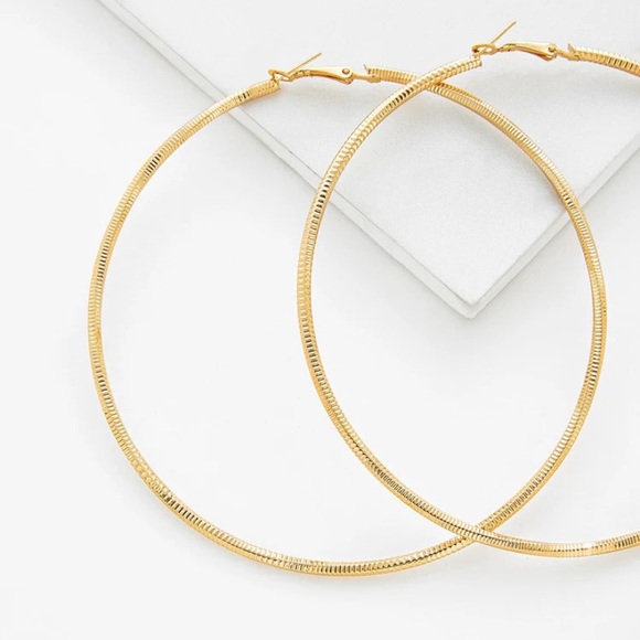 ๐3/$30 Gold open Hoop Earrings - Picture 3 of 5